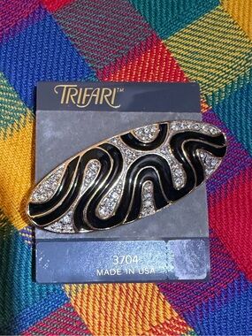 Vintage Trifari Black & Gold Rhinestone Brooch